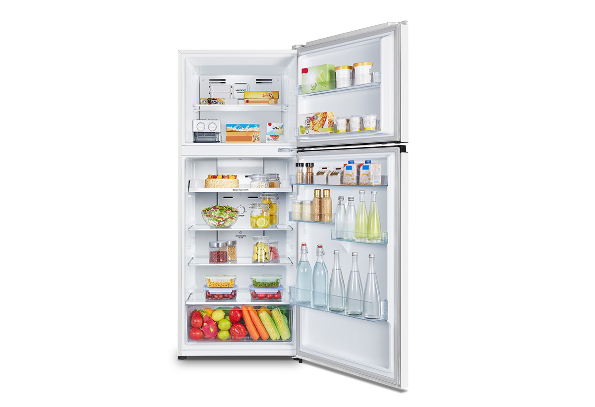 Απεικονίζεται το ψυγείο ανοιχτό γεμάτο τρόφιμα.